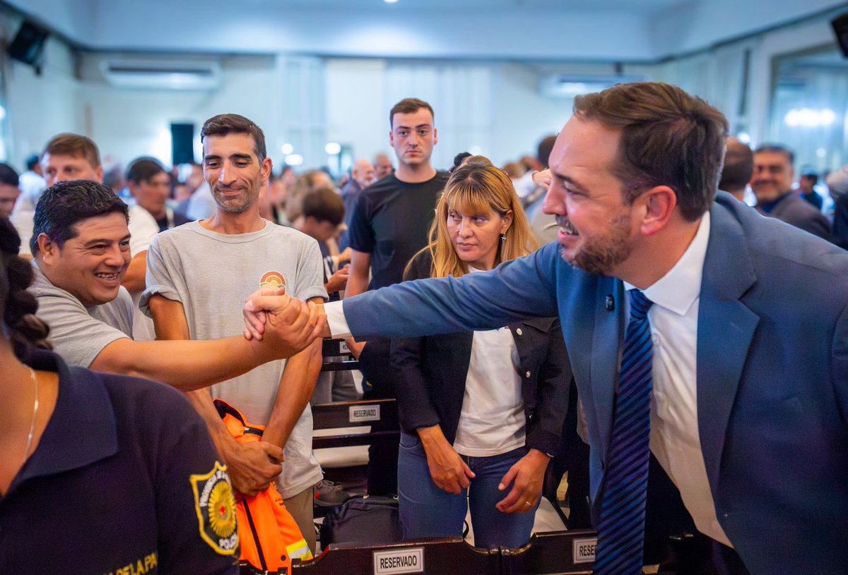 Cuando hace falta, esta ciudad se levanta junta.
La solidaridad no es una palabra vacía en Santa Rosa: es lo que somos.
Por cada árbol caído este año vamos a plantar tres.
Cada árbol que plantemos, cada cañería que instalemos será parte de una Santa Rosa más preparada para el
