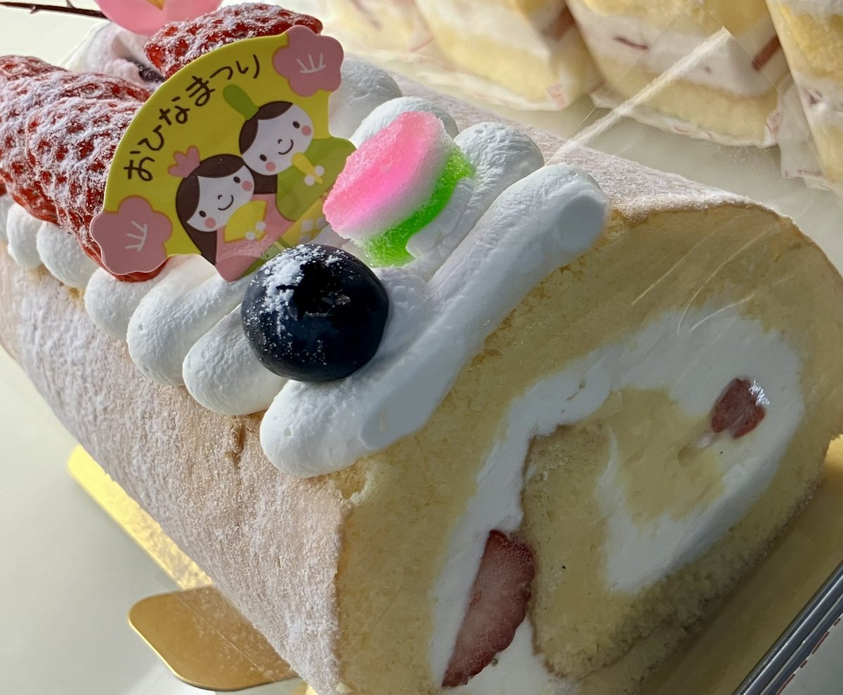 commedessert10's tweet photo. ロールケーキの菱餅の置き方間違えていたので直しました💦
恥ずかし〜〜 https://t.co/a7y48Ggea1