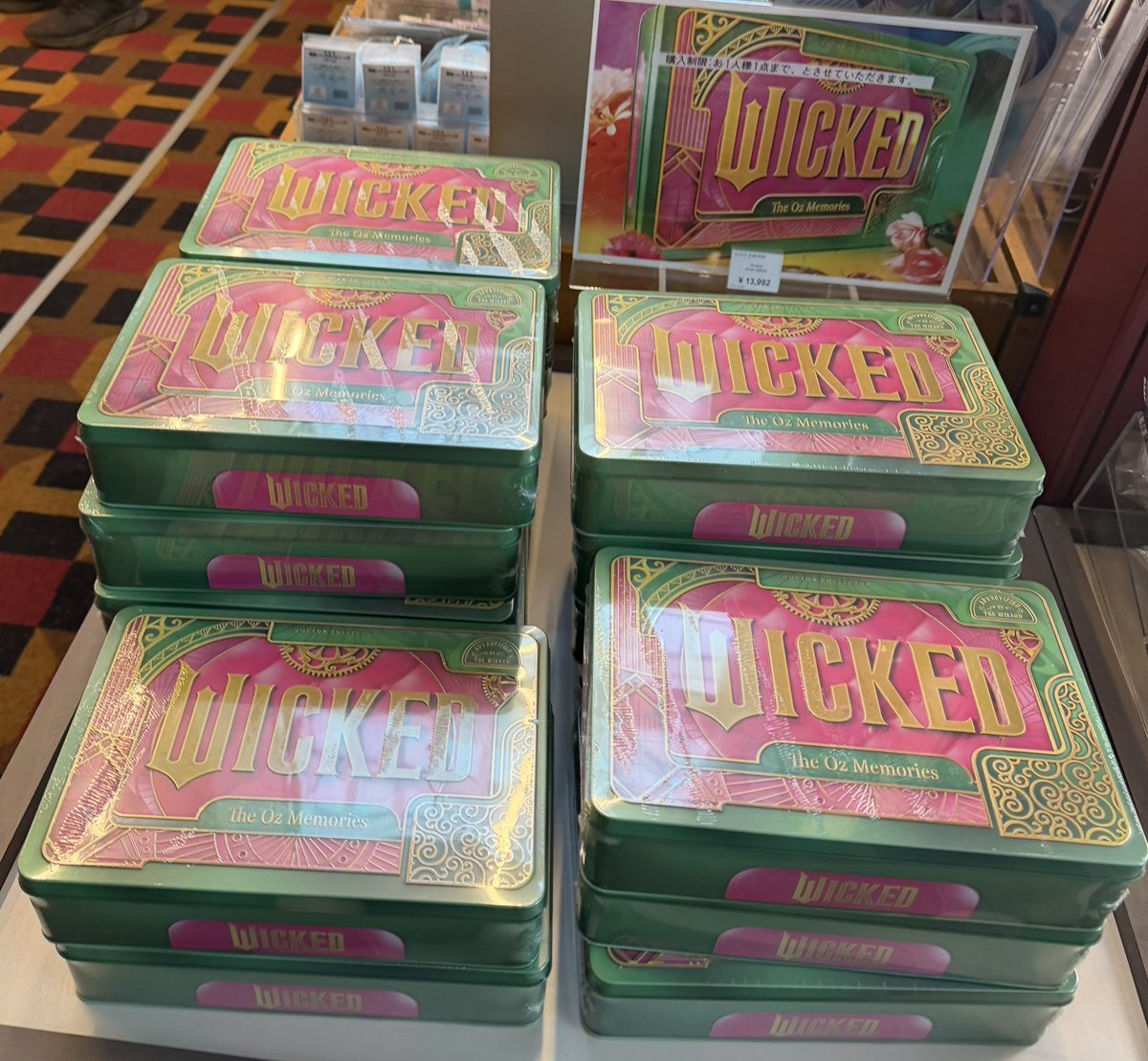 今日から販売のWICKEDブリキ缶ボックスGET💚 めちゃくちゃオシャレで