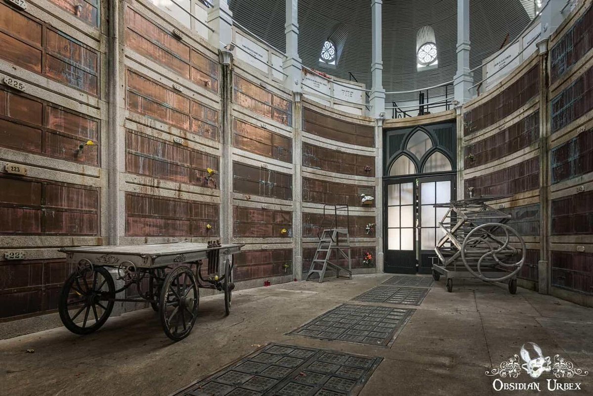 ObsidianUrbex's tweet image. ☠️ Oval Mausoleum. Cemitério de Agramonte, Porto, Portugal — three-level oval with a central skylight; glass floors reveal subterranean levels. Walls line with repositories, a grand ossuary for those without private plots. Municipal cemetery. #Crypt #Porto #Portugal