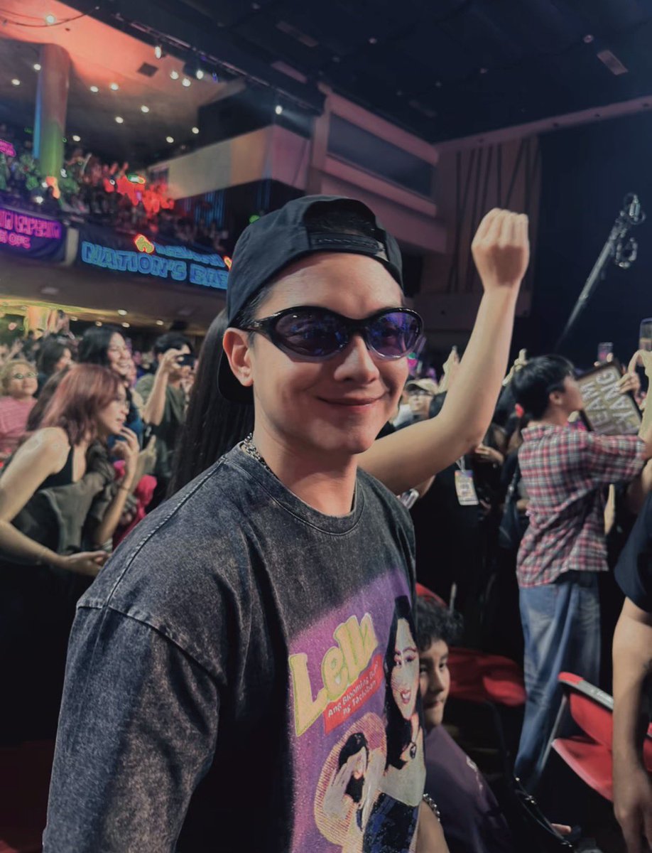 bbeep_bbeep's tweet photo. DJ: Mama, kailangan mong umakyat mamaya... Ikaw na lang. Hindi na kami ah. 

Debunked na naman issue ng iba diyan na he was trying to steal Lella's Big Night moment. 😝🫵🏻 Atp, sobrang pressed niyo na lang talaga with the idea na hanggang ngayon crowd magnet pa rin yung sinasabihan niyong laos kaya any any na lang talaga binabato niyo sa kanya. Stay bitter, I guess?