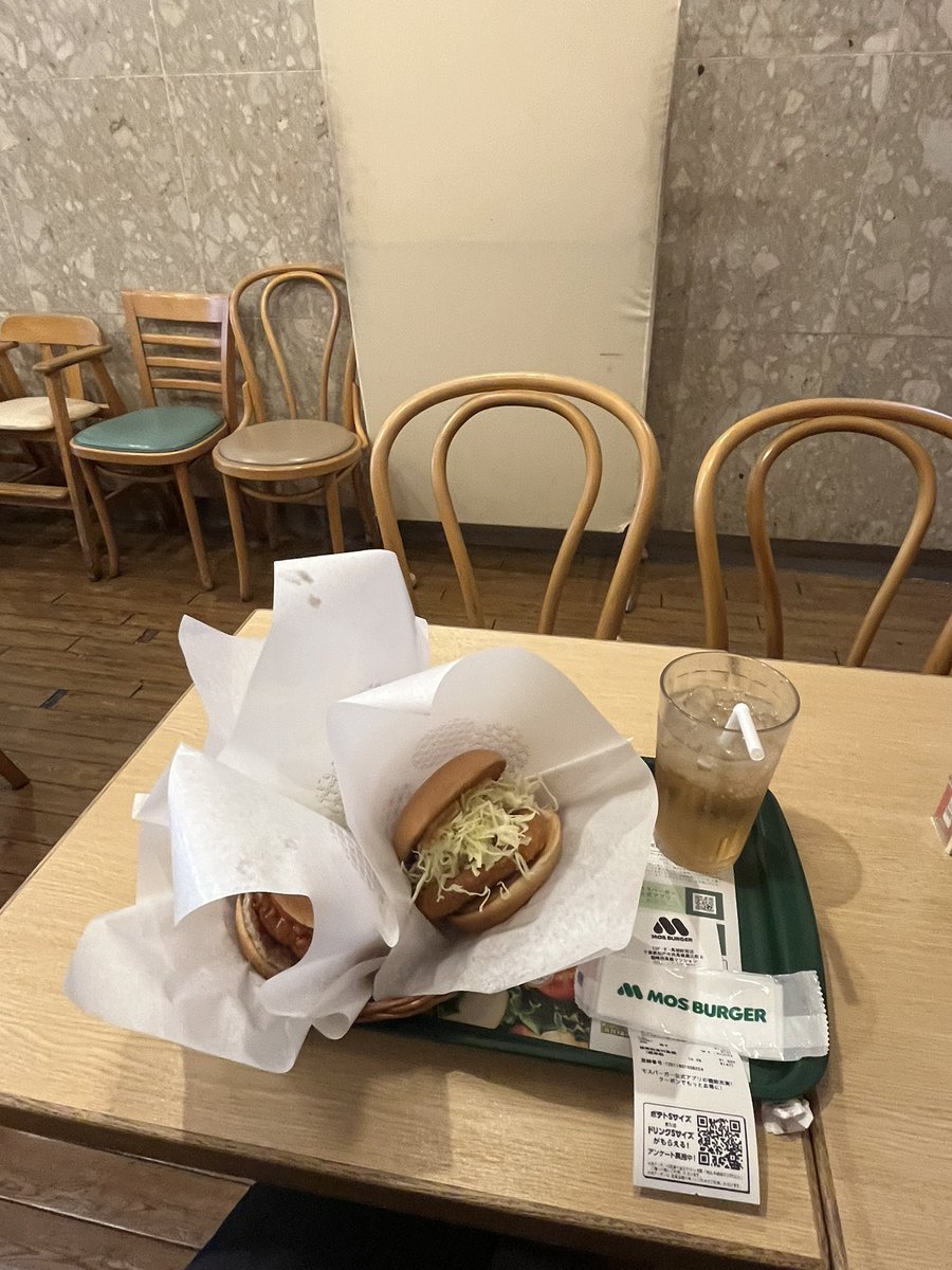 st_0___3's tweet photo. 土地勘もなく、ランチをどうしようか迷っていたところで発見。やっぱりモスは良い。 https://t.co/fXKHSnlF1S