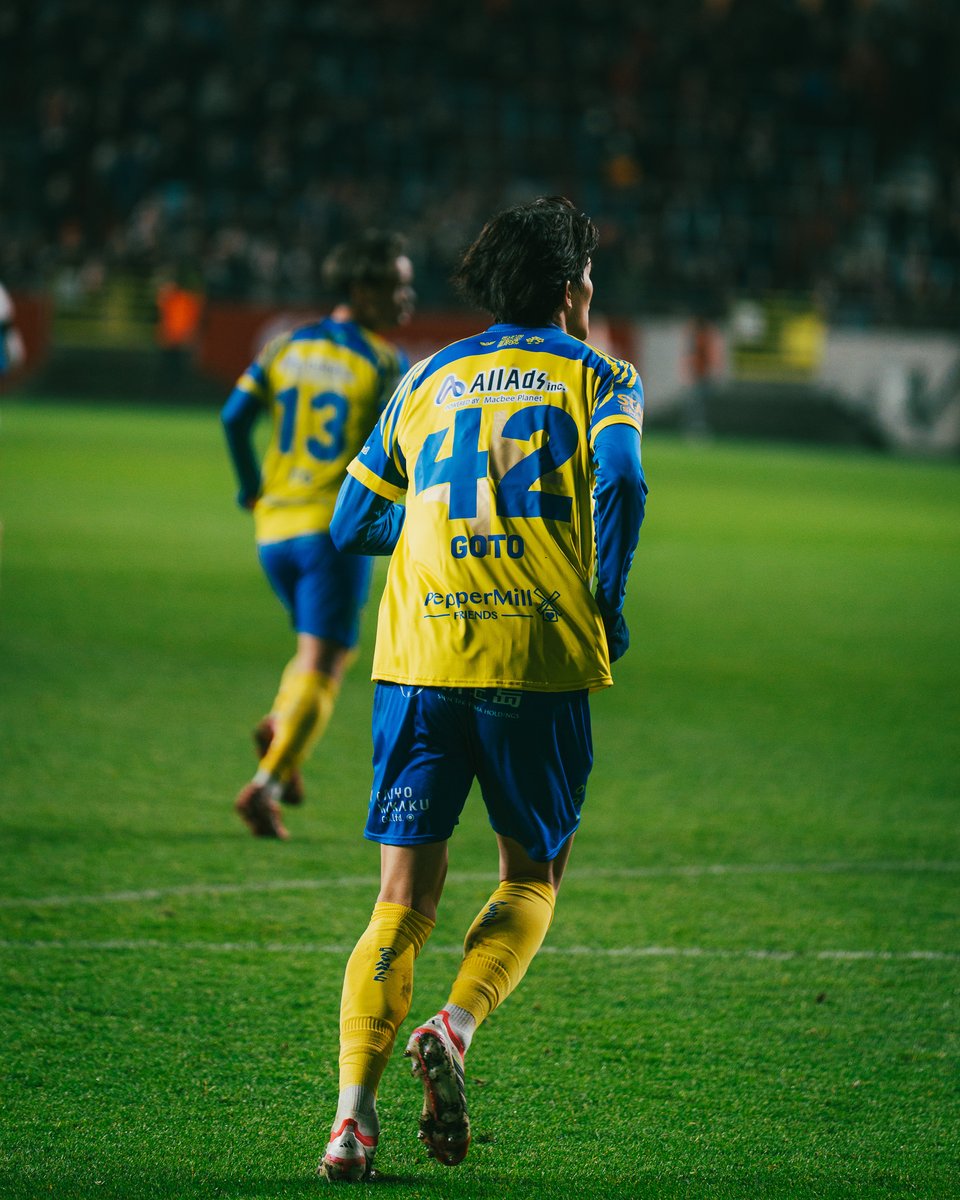 3試合連続で得点ランクトップの 金のロゴ付きユニフォームを着用した