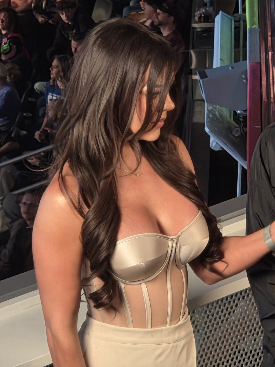 Im at WWE Raw right now and I just became a True Jackie Redmond Fan 😤😤

I got an upclose look at Jackie during the Nattie interview and she is Truly Beautiful AF Yall 😤😤