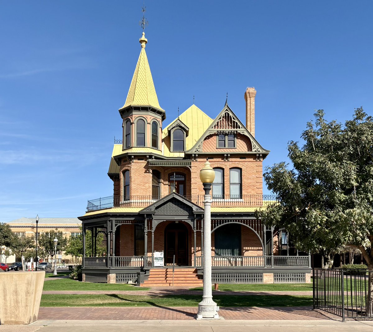 JoshLipnik's tweet photo. Rosson House (1895)
Phoenix, AZ https://t.co/eTY5Y0TdhO