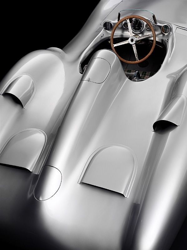 🇩🇪 1954 #Mercedes-Benz W196 R 'Stromlinienwagen' (Streamliner).
Powered by a 2.5-litre straight-eight engine.