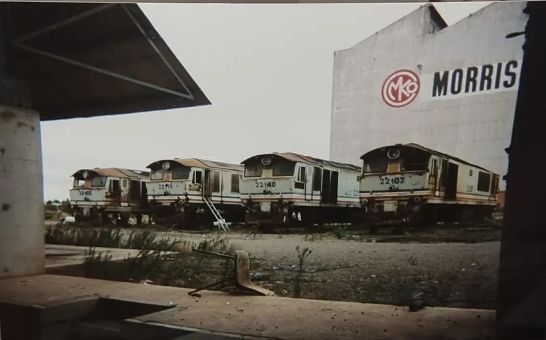 malayanrailways's tweet photo. Four KTM Class 22 locomotives looking forlorn outside the Morrison Knudsen plant in Australia, far from home. Photo taken in 1997 #EnglishElectric https://t.co/h90dd9wXCD