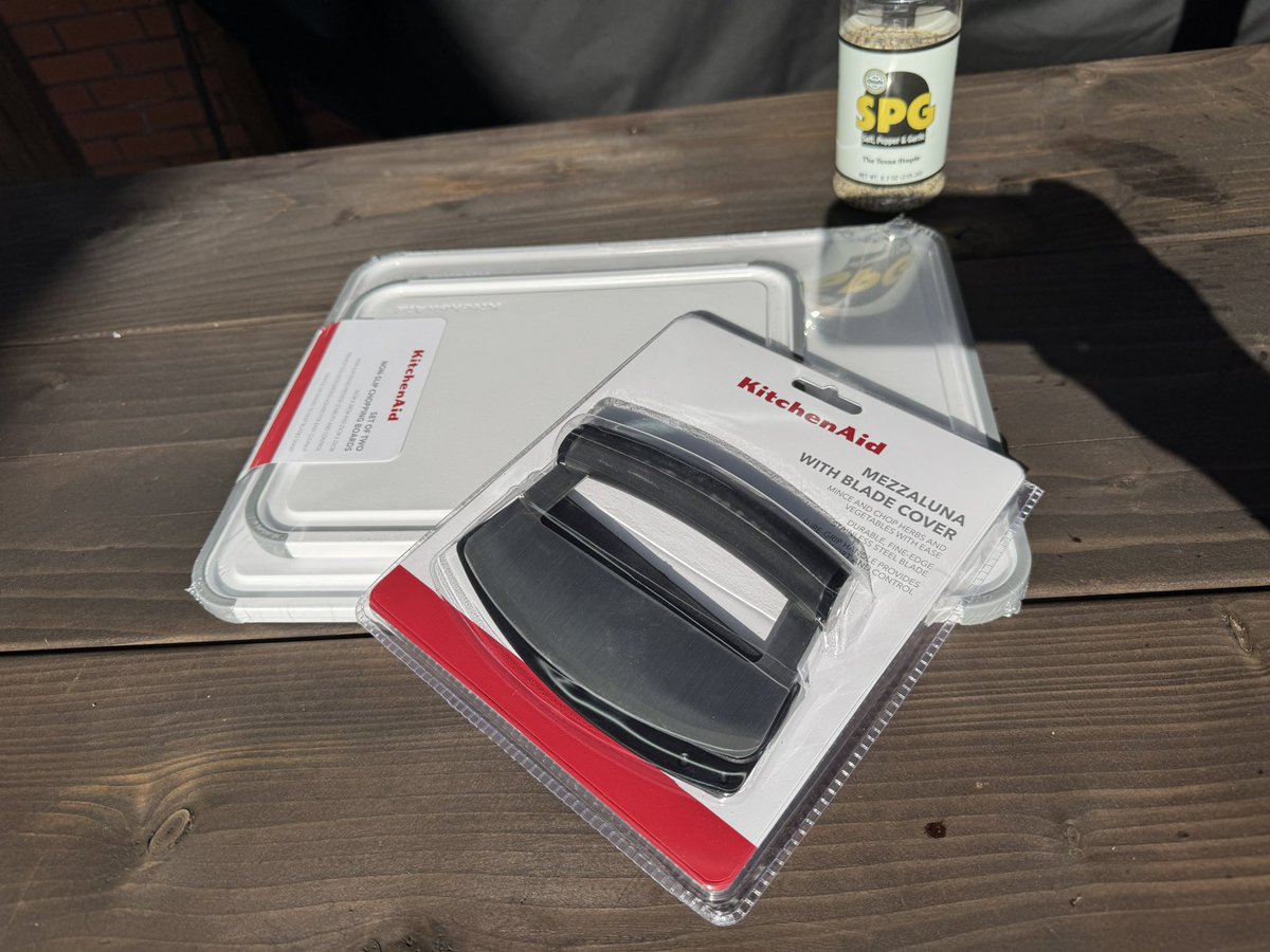 Mr_H_YouTube's tweet photo. This already looks good on the bbq shelter! Thank you so much Mel for all the KitchenAid goodies! 
Looks like we will be chopping some bits up soon! 

#mrhandfriends #kitchenaid #mandolin #chopping #choppedmeat https://t.co/mMCWXu1sHI