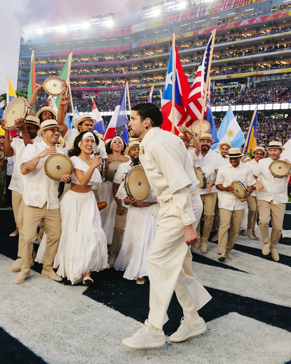 Access Bad Bunny tweet media