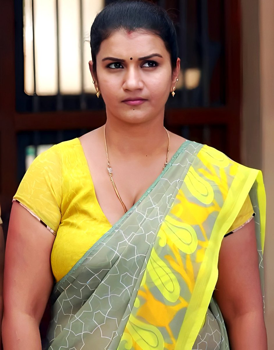 vallavan3342's tweet photo. Wife: nethu avlo bodhaya wife room kum mamiyar room kum vidhiyasam theriyalaya, evlo satham neenga ena kuda apdi lam panadhu ila

Me: en kita matum kochikira, unga amma vum dhana Company kudutha

Wife: nee kuthuna kuthula ava inum tired ah thungura, thevdiya va apram vechikiran https://t.co/FPJ1Aszze5
