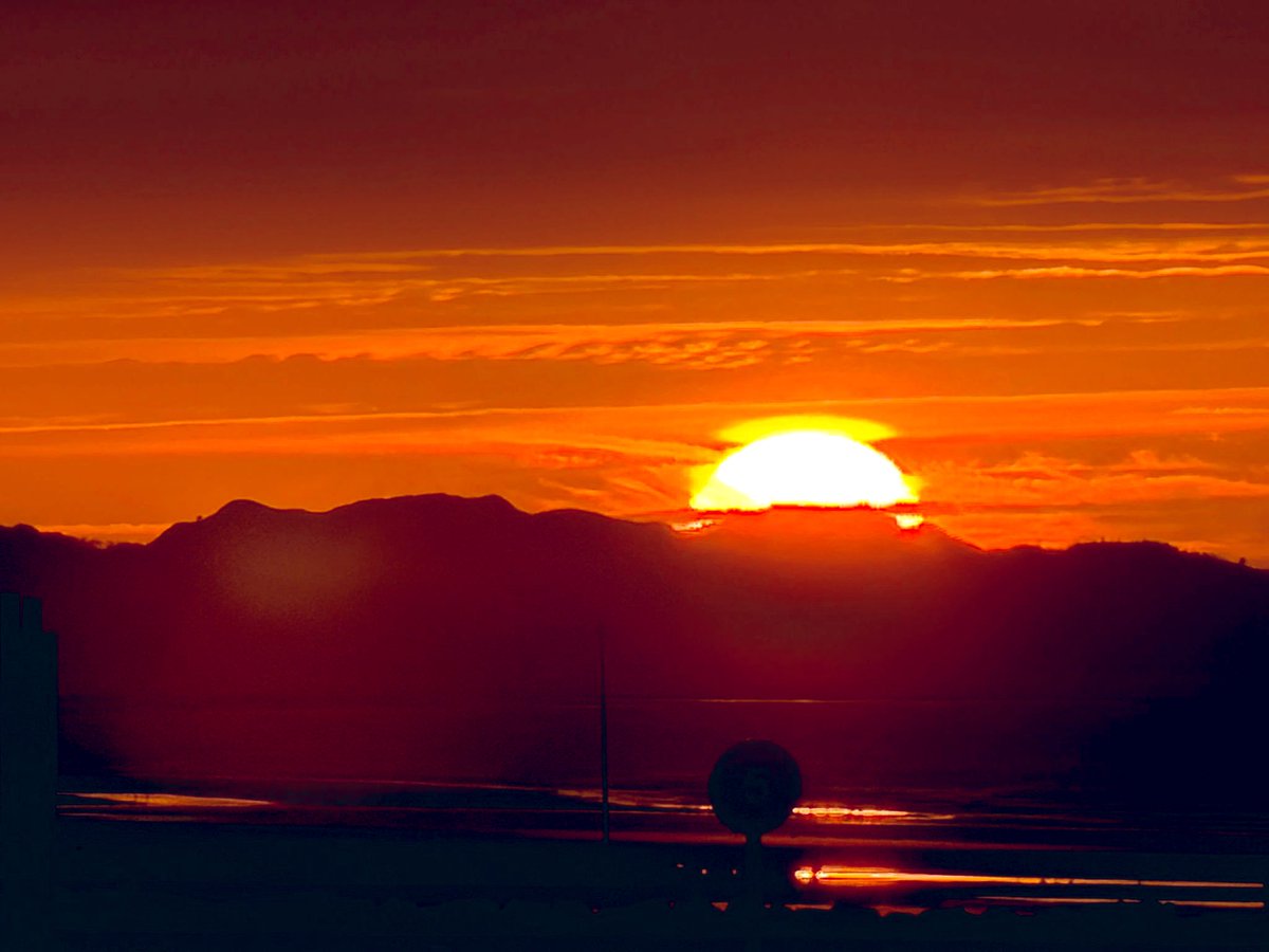 1976_Jessy's tweet image. It’s sunset season!! 
Tried a little zoom in…this was before the sun had set and the sky had turned pink #NorthWales
