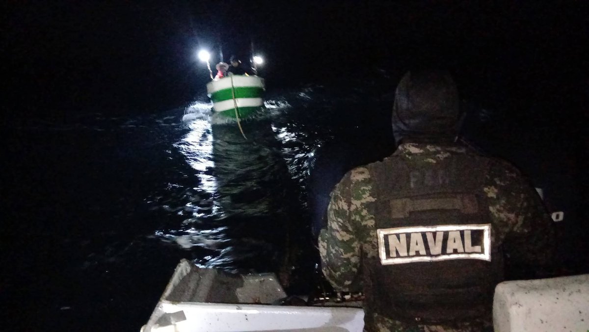 Sedenahn's tweet image. 🫡¡Siempre listos para servir!🛟

Las Fuerzas Armadas de Honduras (@FFAAHN), a través del Primer Batallón de Fuerzas Especiales Navales de la Fuerza Naval de Honduras (@FuerzaNavalHND), llevaron a cabo una operación de Búsqueda y Rescate #SAR que permitió auxiliar a dos