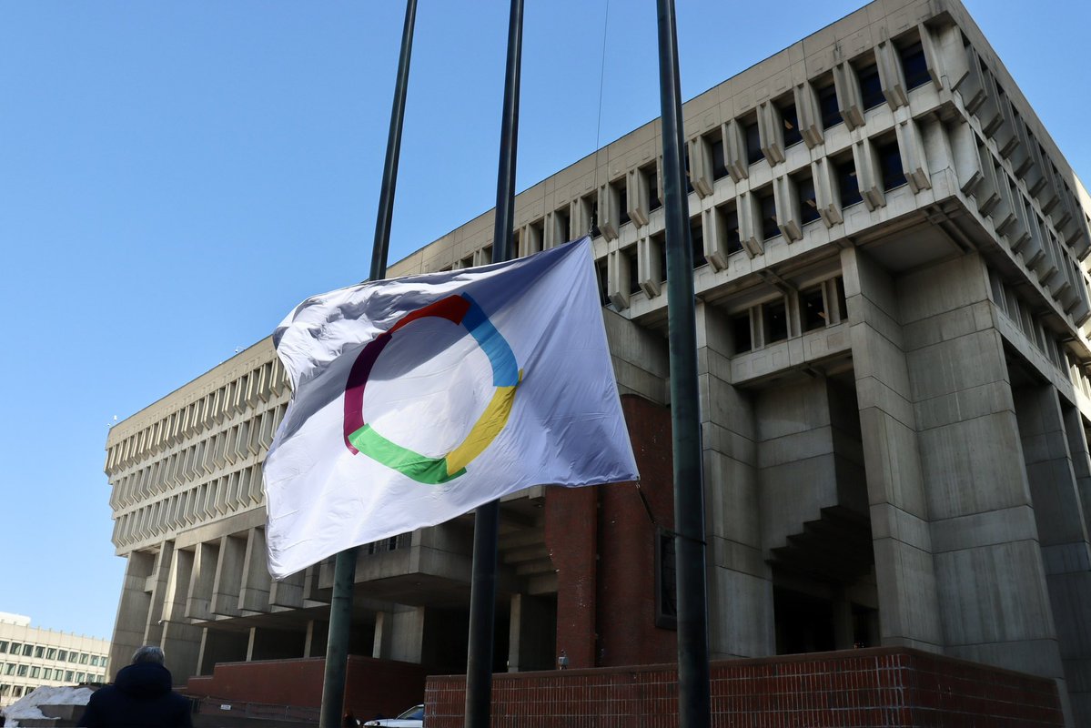 Levée de drapeau à #Boston pour le lancement de la #Francophonie dans le #Massachusetts !
Merci à ceux qui font vivre la langue française et à <a href="/CityOfBoston/">City of Boston</a> pour l’organisation de cet évènement.

<a href="/franceintheus/">Embassy of France in the U.S.</a> <a href="/FR_Consulaire/">France Consul@ire</a> <a href="/francediplo/">France Diplomatie 🇫🇷🇪🇺</a> <a href="/CGCanBoston/">Canada à Boston</a> <a href="/QuebecBoston/">Québec à Boston</a> <a href="/CGHaitiBoston/">Consul Haiti-Boston</a>