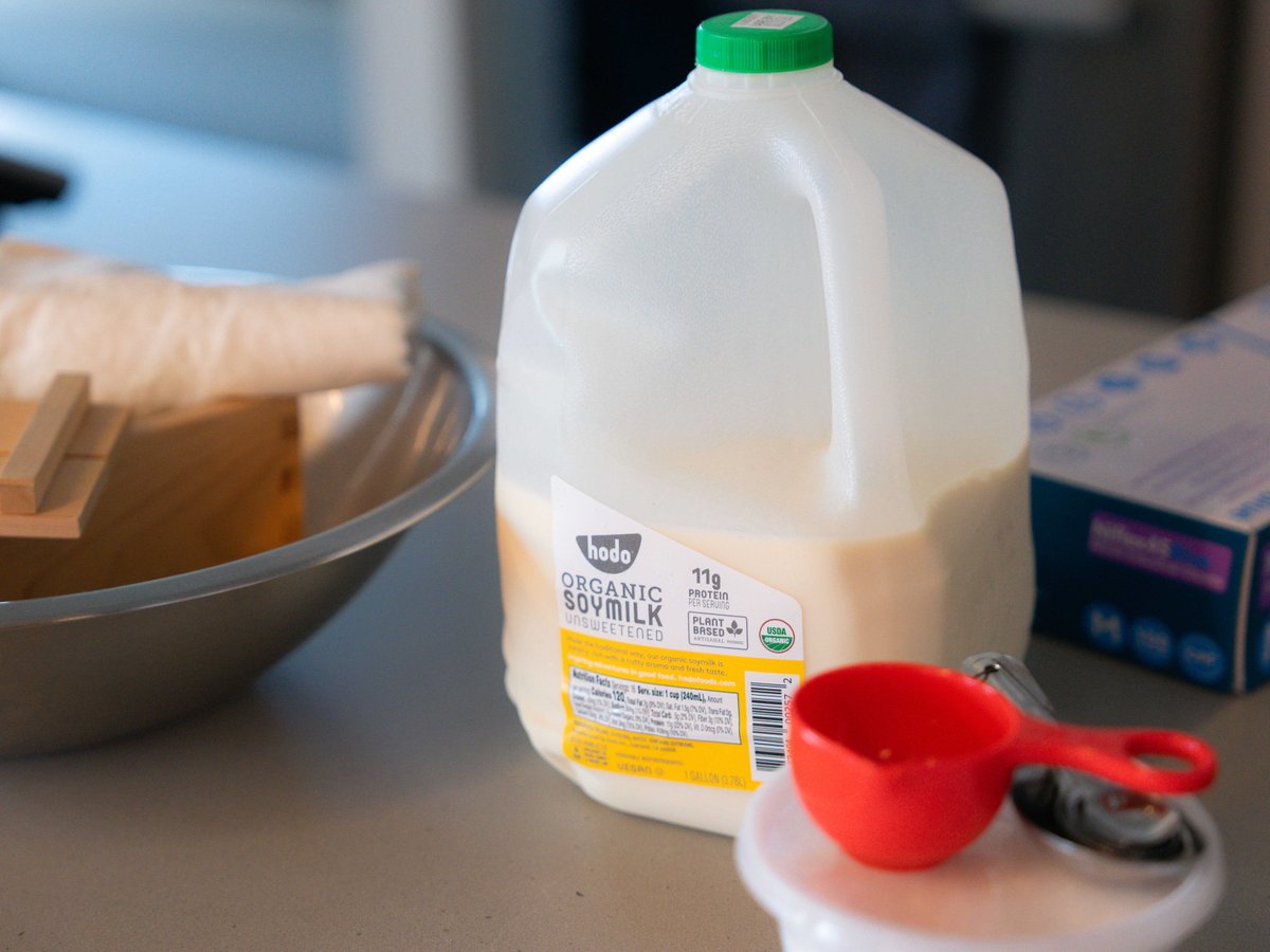 SutardjaCenter's tweet photo. In our Plant-based Food Product Development class, students moved to the lab to learn about one of the oldest "traditional" proteins: Tofu. Instructor Minh Tsai (@hodofoods) led the session on the science of protein coagulation. 🥣🌿

https://t.co/uOeqCABZav

#ucberkeley #scet https://t.co/JxJ6phjKWv