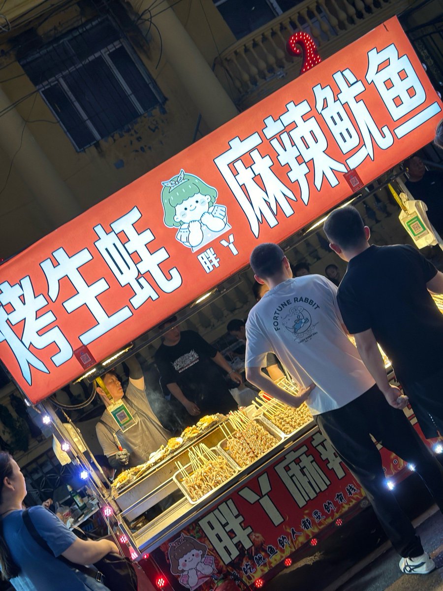 Kumar6843Pk's tweet photo. 巷口阿叔的烤淀粉肠绝了！外脆里嫩还爆汁，刷上秘制辣酱香到跺脚，5元1根炫到停不下来～ https://t.co/uXoQ3wUk0L