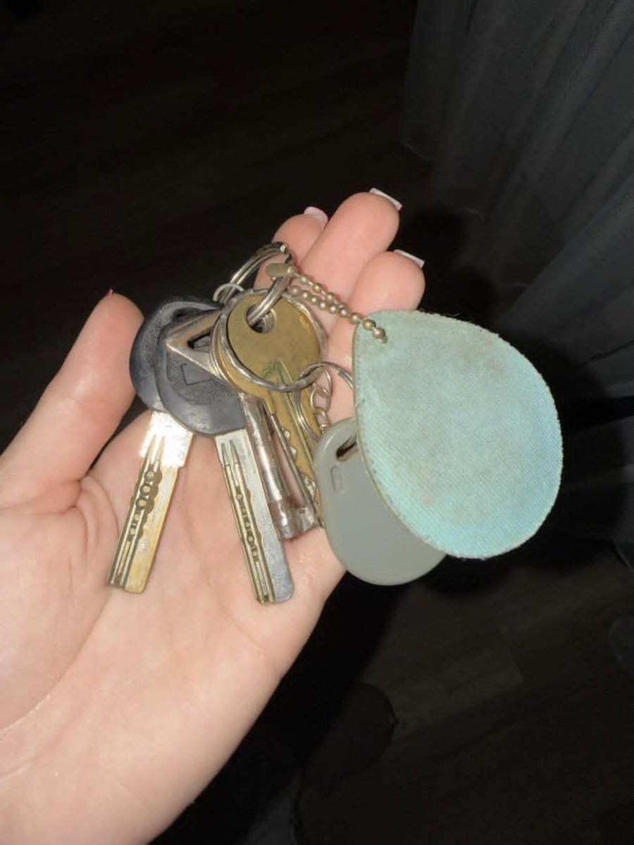 "I’ve been keeping the keys to my home in Mariupol for four years now..."

Ukrainians share photos of the keys to their apartments and houses destroyed by Russia’s war.

📷: ogudinaa_ / Threads