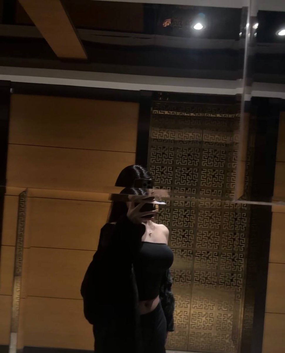 Agnes84433's tweet photo. Serving looks through the lens of reflection. 🖤 https://t.co/qsCaer6QnO