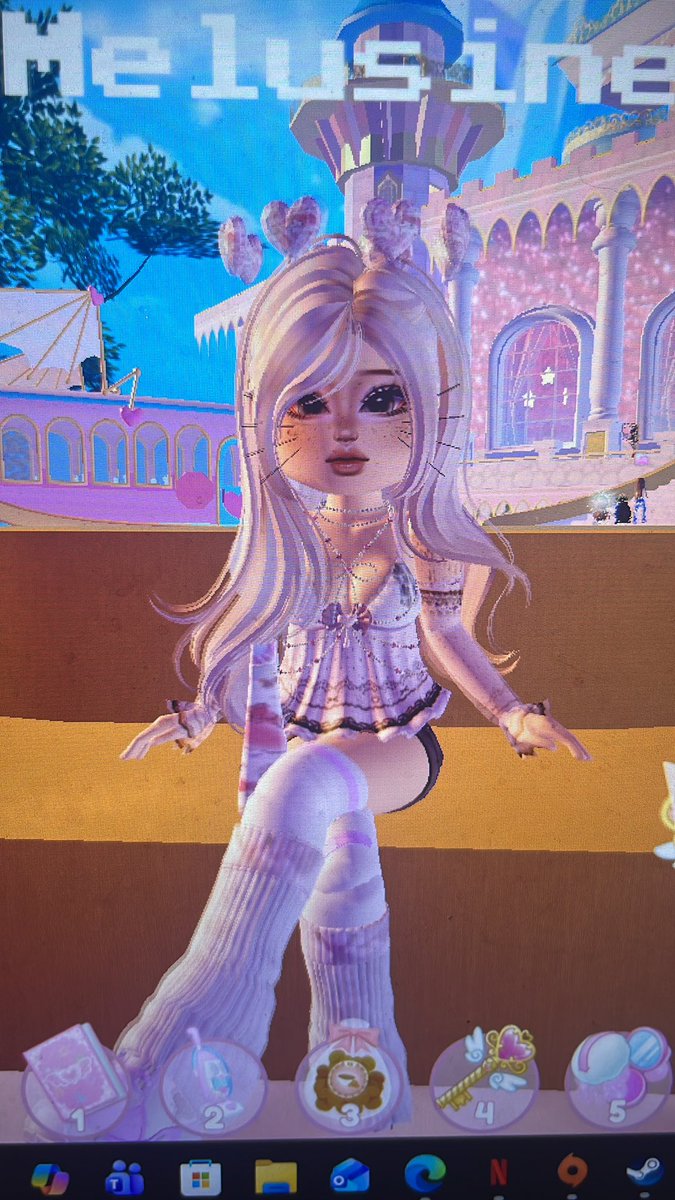xxpradax's tweet photo. New fit! I’m still working on my flowering season outfit, but I need to save up more diamonds for the new set ;-; also if anyone could give me tips on how to style the silver bell skirt please lmk!
#royalehigh #ROBLOX @RoyaleHighValks #RoyaleHighFlowering  #royalehighcampus4 https://t.co/OMqxNI95uL