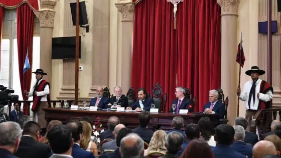 BALANCE Y RECLAMOS 
En su mensaje de apertura de sesiones ordinarias, el gobernador Gustavo Sáenz trazó un balance de gestión con fuerte tono federalista, defendió el equilibrio fiscal alcanzado por sexto año consecutivo y volvió a marcar diferencias con el gobierno de Milei.