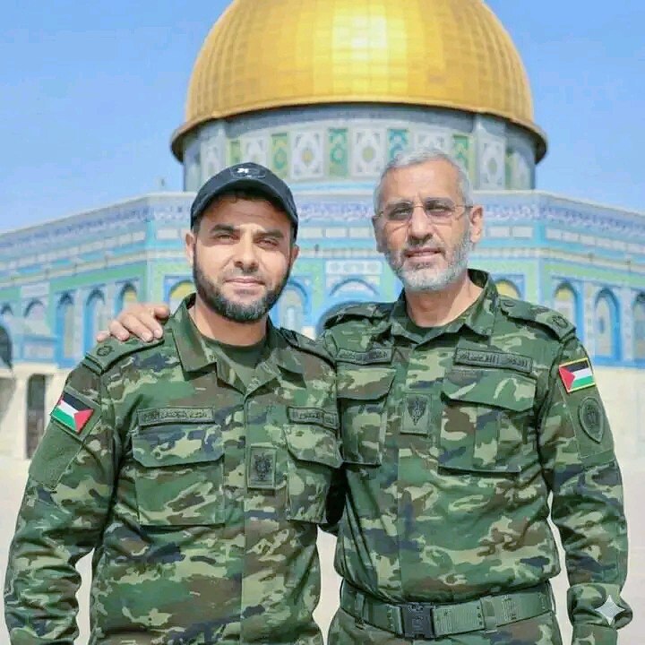 Ayrı isimler, ayrı sesler; ama aynı yüreğin çarpıntısı.

Ebu Halid el-Deef
Ebu Ubeyde 
🇵🇸🤍🌿