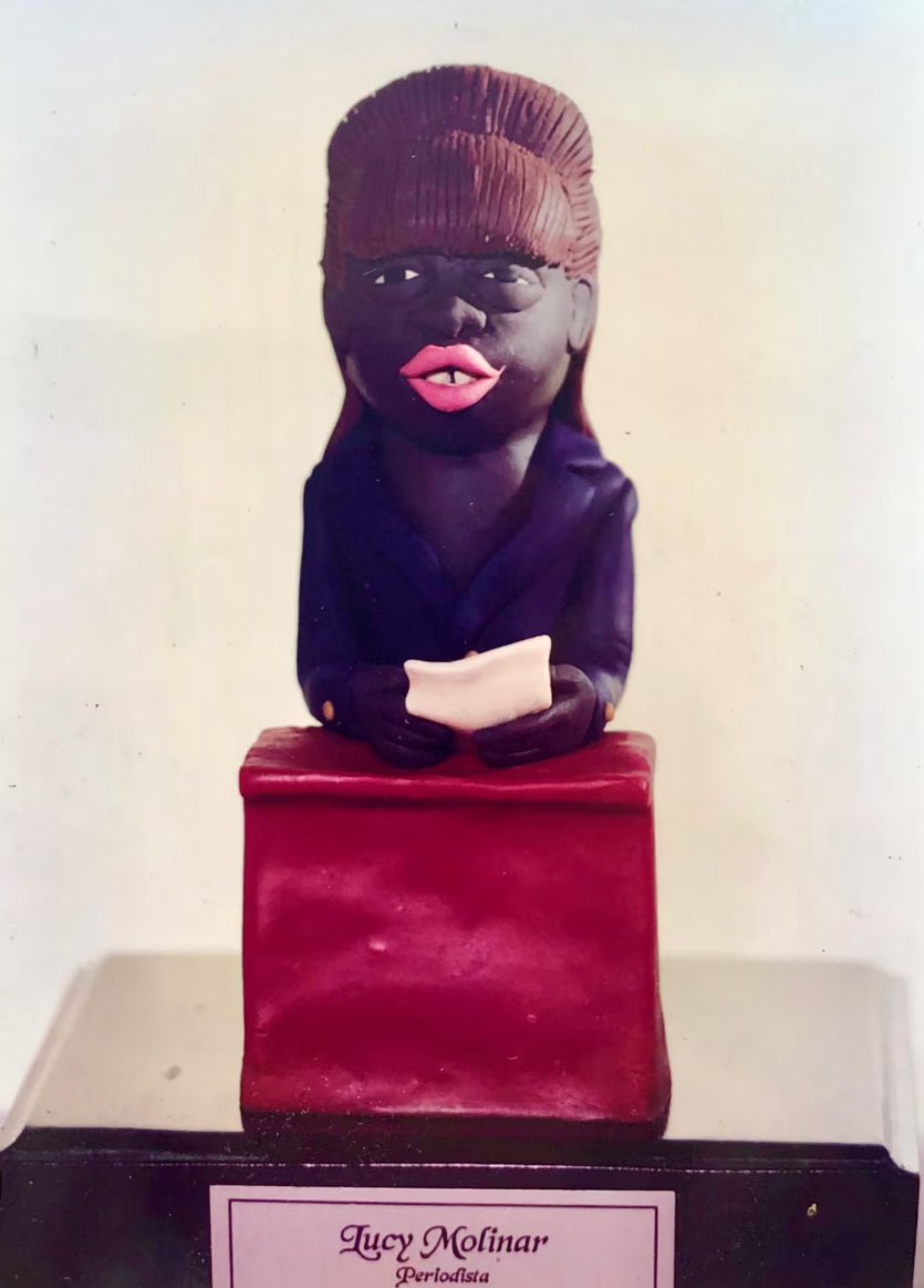 Como olvidar la vez que un caricaturista hizo bustos de distintos personajes de la política, y la única que reaccionó súper mal y avergonzada fue Lucy Molinar. A pesar que su busto no era el más feo de todos.

Si no eres capas de reírte de ti mismo es porque…