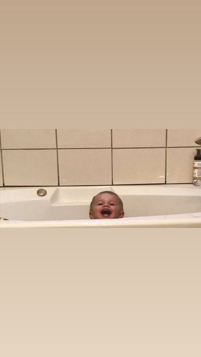 - Lundi 16 Février : les fans du Real Madrid célèbrent la défaite du Barça contre Girone et le fait que le Real Madrid soit leader de Liga

- Lundi 02 Mars : le Real Madrid perd contre Getafe et compte à 4 points de retard sur le Barça 

Ils ont même pas tenus 2 semaines 😭