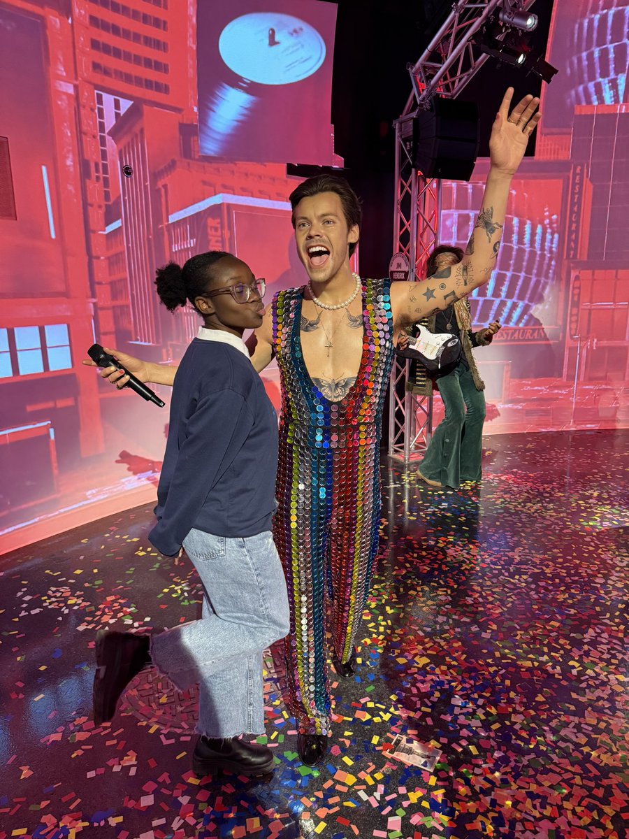 obviouslcuis's tweet photo. j’ai quand même rencontrer les 3 harry styles de chaque madame tussaud 💞💞💞#lifeiscomplete https://t.co/W6mzel7eym