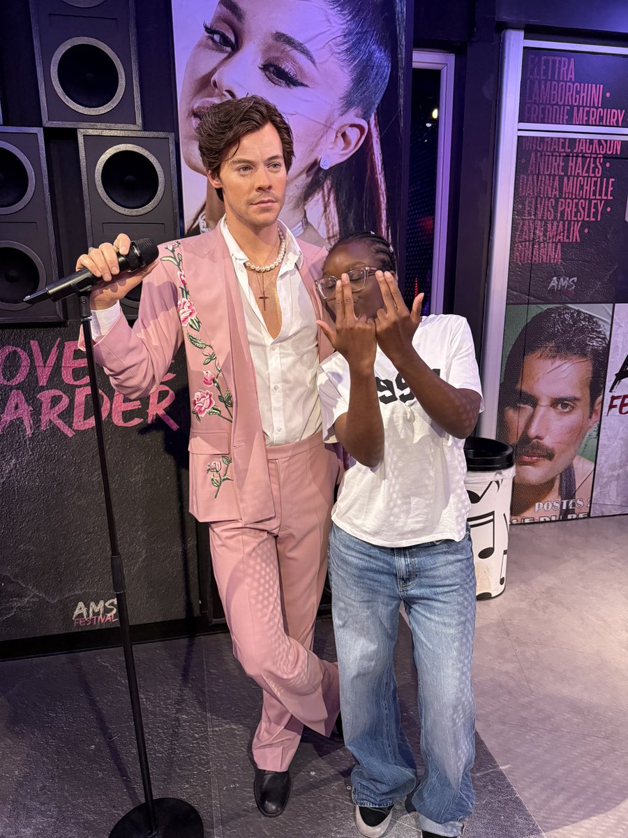 obviouslcuis's tweet photo. j’ai quand même rencontrer les 3 harry styles de chaque madame tussaud 💞💞💞#lifeiscomplete https://t.co/W6mzel7eym