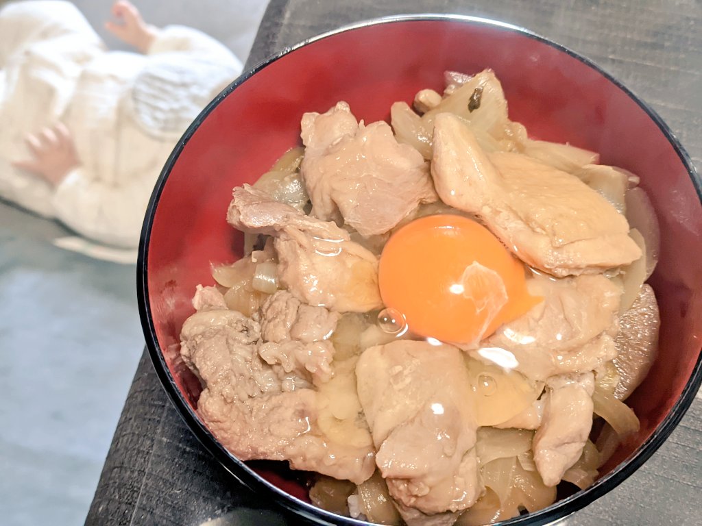 single000kb's tweet photo. 毎日寝不足と戦っています。
おはようございます。

先日嬉しいお届け物がありました。
なんと鶏もも肉3kg！！！
しかも小分け包装になっていてとても使いやすいです。
唐揚げや鶏丼にして頂いています。
育ち盛りの長子がもりもり成長中です！ 
いつも本当にありがとうございます(*^^*) https://t.co/czzBqNpGph