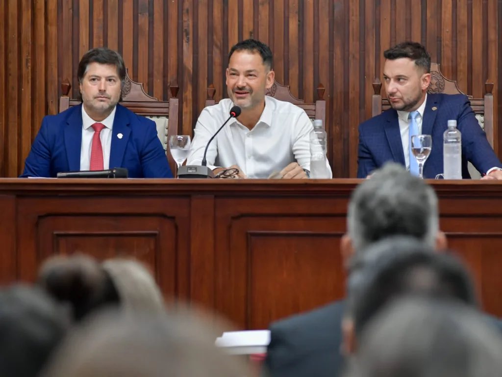 INVERSIÓN RÉCORD EN OBRAS 
El intendente brindó un mensaje centrado en el trabajo, la seguridad y el desarrollo estratégico de la ciudad. Presentó un ambicioso plan de infraestructura y formación laboral. “Estamos listos para dar el salto que la ciudad necesita”, afirmó.