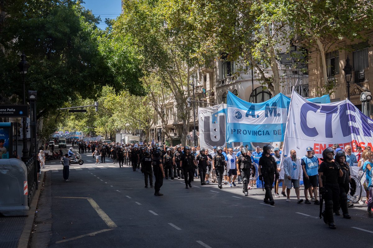 mononagutierrez's tweet photo. Paramos y nos movilizamos en todo el país contra el ajuste de Milei en educación 🇦🇷
Las y los docentes en Unidad exigimos
Restitución del FONID, Paritaria Nacional Docente y Aumento del Presupuesto Educativo 🥼 
La educación no es variable de ajuste.
Se defiende luchando ✌🏻🩵📣 https://t.co/TDNudBzBSi