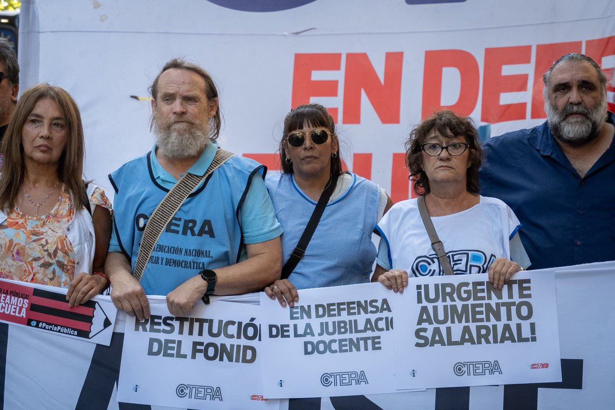 mononagutierrez's tweet photo. Paramos y nos movilizamos en todo el país contra el ajuste de Milei en educación 🇦🇷
Las y los docentes en Unidad exigimos
Restitución del FONID, Paritaria Nacional Docente y Aumento del Presupuesto Educativo 🥼 
La educación no es variable de ajuste.
Se defiende luchando ✌🏻🩵📣 https://t.co/TDNudBzBSi