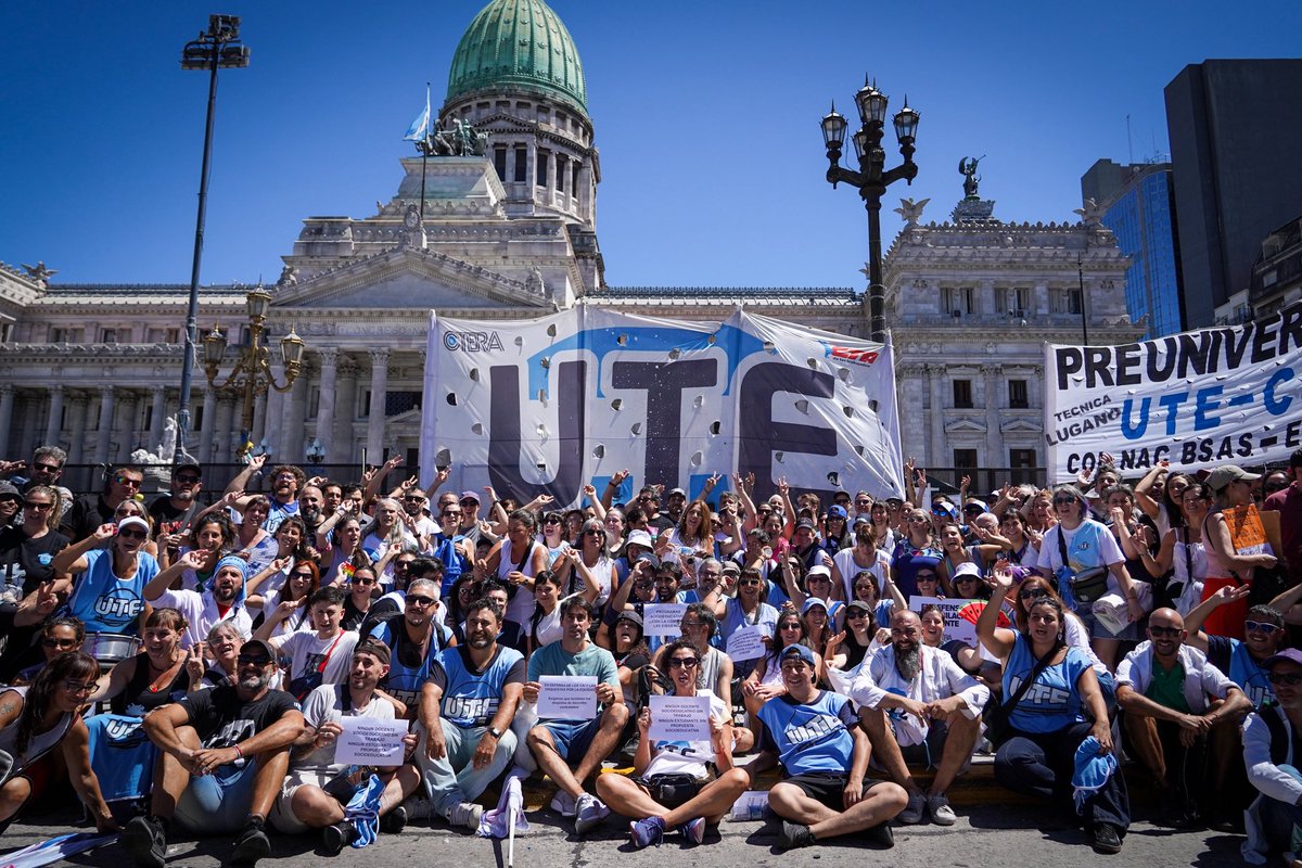 mononagutierrez's tweet photo. Paramos y nos movilizamos en todo el país contra el ajuste de Milei en educación 🇦🇷
Las y los docentes en Unidad exigimos
Restitución del FONID, Paritaria Nacional Docente y Aumento del Presupuesto Educativo 🥼 
La educación no es variable de ajuste.
Se defiende luchando ✌🏻🩵📣 https://t.co/TDNudBzBSi