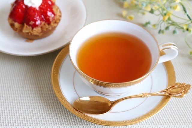 xiaojuncnjp's tweet photo. 春の雨の日は
紅茶を飲みましょう！

中医学では
紅茶が温性で体を温め、
利尿作用が優れている。
冷え性でむくんでいる体質に向いている。

温める作用のあるシナモンを加えると、
相互作用で温める効能がより高まる。

妊婦、小児、不眠の方は向いてないので、
控えましょう！ https://t.co/fxoQRpEUs2