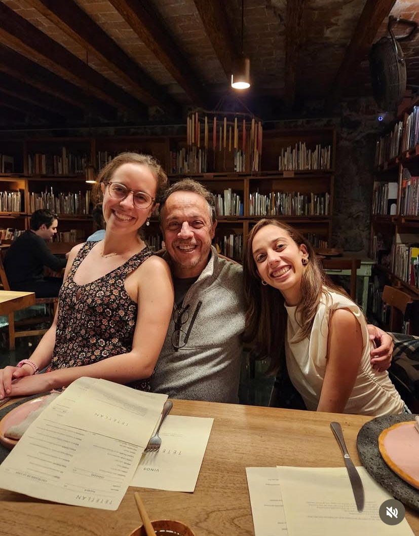 Toda la familia de <a href="/SoyCamMartinez/">Cam Martínez</a> tiene problemas con la higiene bucal, su papá fue priísta y hoy toda la familia es una digna familia morenista.

El resentimiento los vuelve una 💩