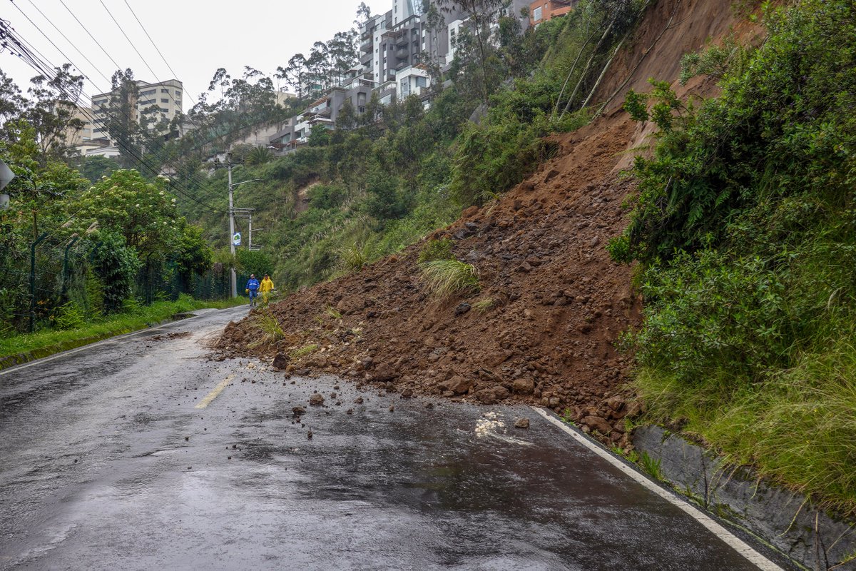 NoNegligencia's tweet photo. No, el derrumbe en la Vía a Nayón no es nuevo.
Las fotos son del 31 de marzo y 3 de abril del 2025.
El socavón existió, la @ObrasQuito liberó la vía y tapó el talud.
Medio año más tarde taparon todo con una malla verde, para que no se vea el problema.
Lo de ahora no es sorpresa. https://t.co/gSEs3gyDwG