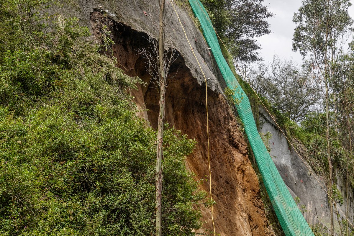 NoNegligencia's tweet photo. No, el derrumbe en la Vía a Nayón no es nuevo.
Las fotos son del 31 de marzo y 3 de abril del 2025.
El socavón existió, la @ObrasQuito liberó la vía y tapó el talud.
Medio año más tarde taparon todo con una malla verde, para que no se vea el problema.
Lo de ahora no es sorpresa. https://t.co/gSEs3gyDwG