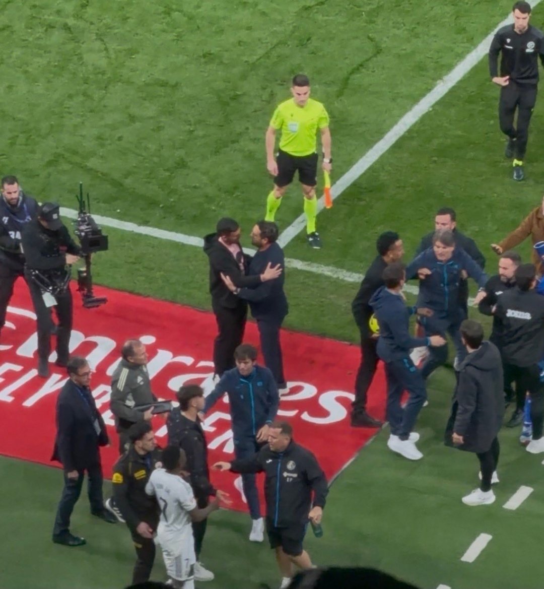 Vinicius Luther King Jr yendo a pelear con la gente del Getafe después de perder. Él solo quiere jugar fútbol. 🥺