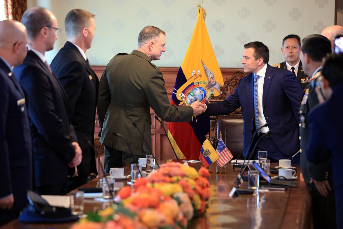 "Ecuador is one of the United States’ strongest partners.”- #SOUTHCOM Commander Gen. Francis L. Donovan

Readout of Gen. Donovan’s meetings with Ecuadorian President Daniel Noboa and senior defense officials March 2 in Quito, Ecuador: southcom.mil/News/PressRele…

<a href="/USembassyEC/">US Embassy Ecuador</a>