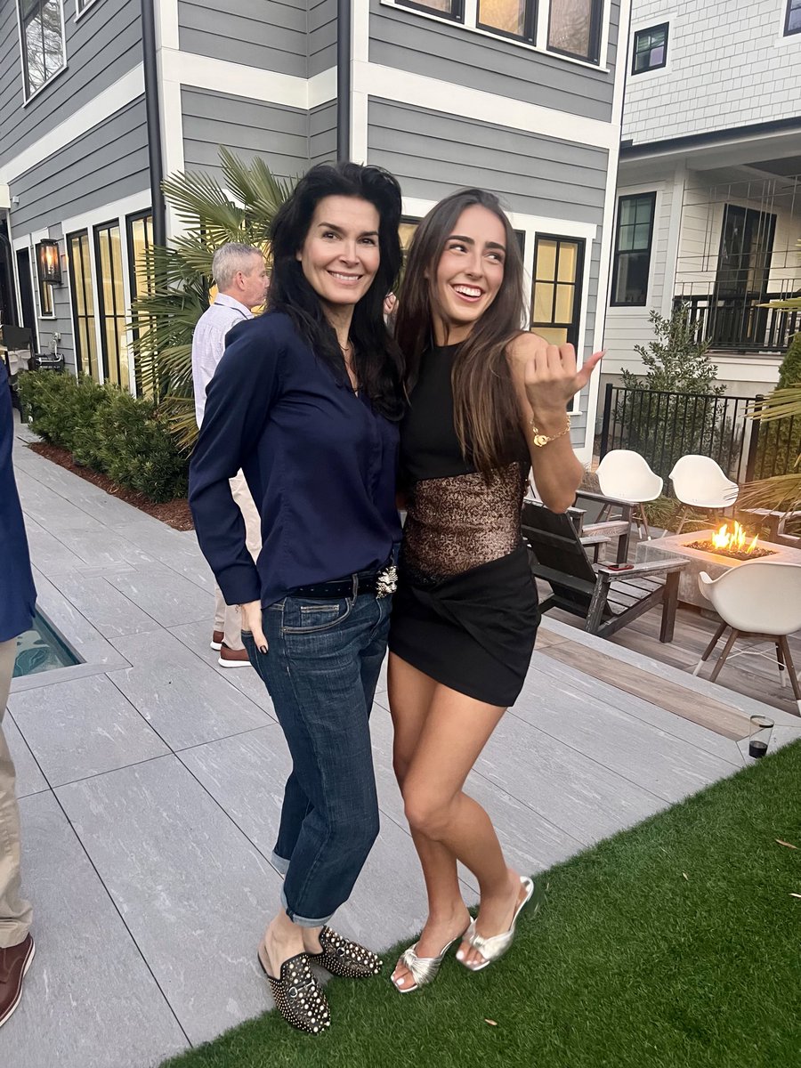 Angie Harmon tweet media