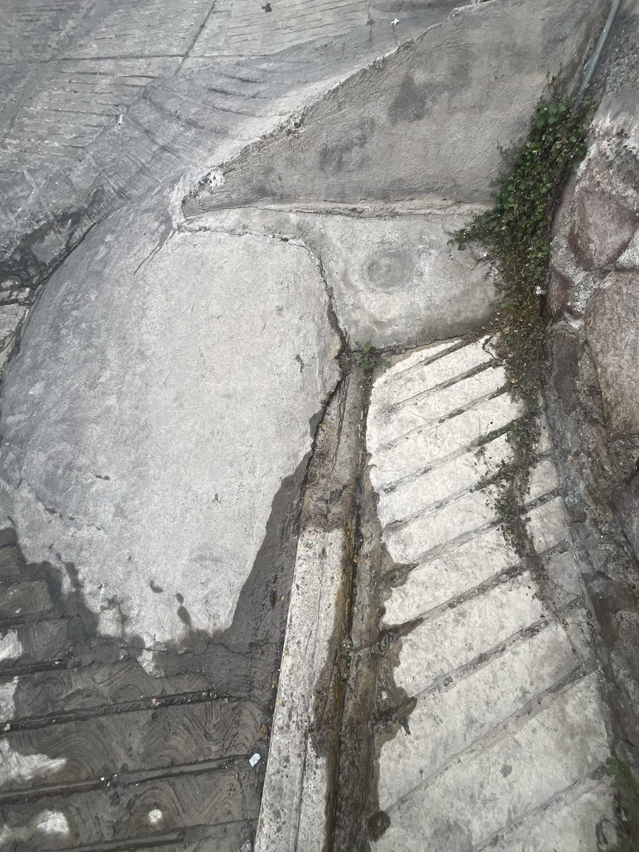 efectosummer's tweet photo. Así inició y cada vez se hace más grande…   Como las del post previo donde los mencioné…. 
@locatel_mx @TuAlcaldiaGAM @SEGIAGUA @ClaraBrugadaM @C5_CDMX https://t.co/JeCIftXtS0
