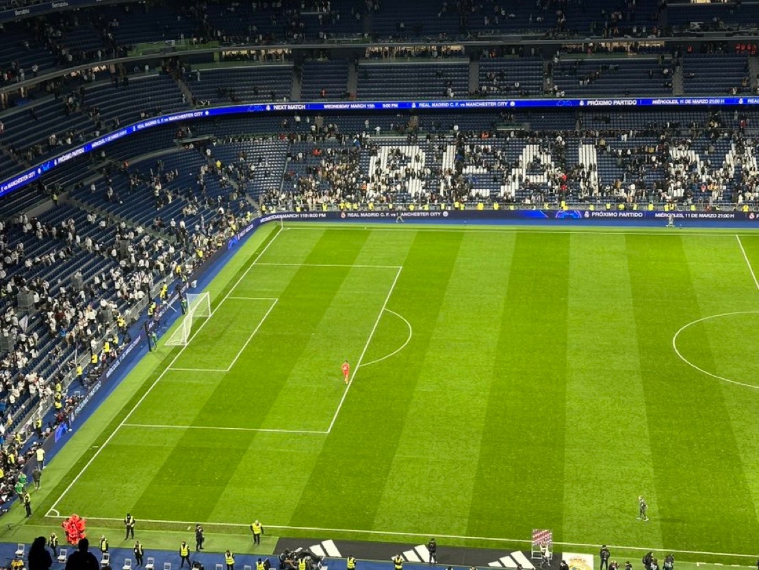 MadridUniversal's tweet photo. 🚨 Thibaut Courtois stayed behind and apologized to the Real Madrid fans. Everyone else left.

— @elmundoes https://t.co/2P7DChJDiN
