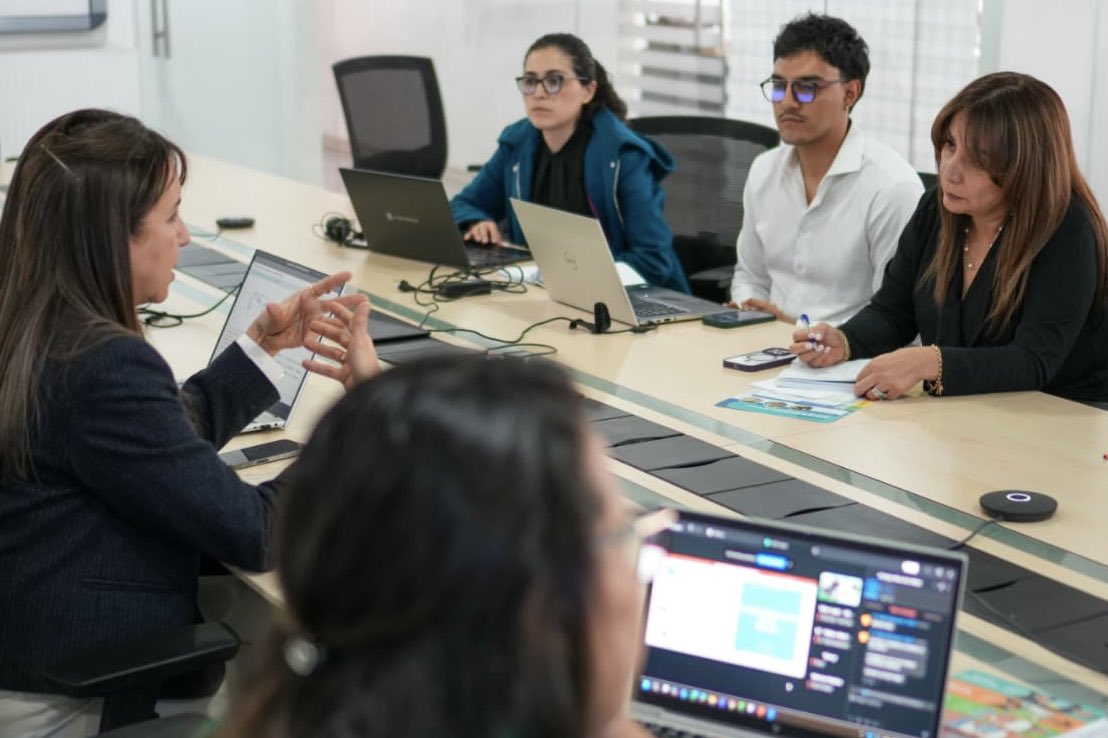 AgriculturaEc's tweet photo. Mantuvimos una mesa de trabajo sobre la iniciativa Mano de la Mano (HiH), junto a @FAOEcuador.

En este espacio fortalecimos la coordinación interinstitucional para promover inversiones estratégicas en rubros priorizados del sector agropecuario, orientadas a impulsar el desarrollo rural sostenible y el aprovechamiento del potencial productivo de los territorios.

Esta iniciativa promueve la toma de decisiones basada en evidencia, fomenta alianzas estratégicas y contribuye a reducir la pobreza rural y enfrentar el hambre. 

#ElNuevoEcuador