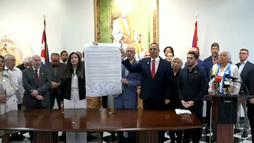🚨🇨🇺🇺🇸 #AHORA | Las principales plataformas democráticas de Cuba en el exilio, firmaron el Acuerdo de Liberación 🔥

👉 De esta manera se oficializa un plan para terminar con el régimen comunista tras casi 7 décadas gracias a la presión del Gobierno de Trump.