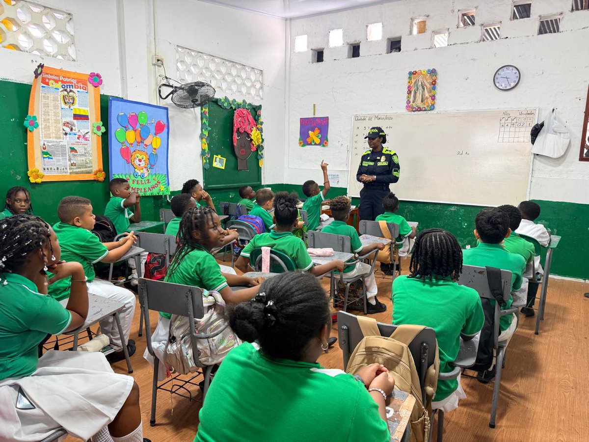 🚸 #Prevención | En el Colegio Claret de Quibdo, realizamos jornada de sensibilización contra el reclutamiento forzado de niños, niñas y adolescentes. Promovemos entornos seguros y el respeto por sus derechos. #JuntosPorLaNiñez 👮‍♂️📚