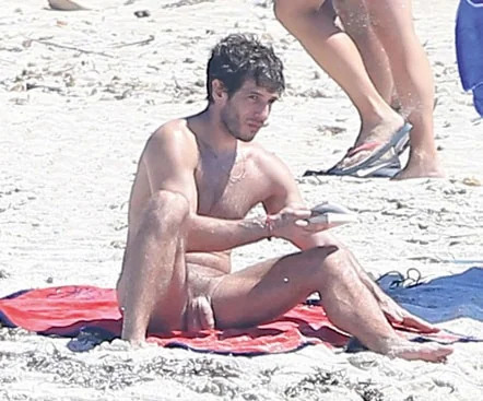 CelebHunks's tweet photo. Quim Gutiérrez Uncensored Nude on a Beach😍🍆 https://t.co/ItY4cDDWm6