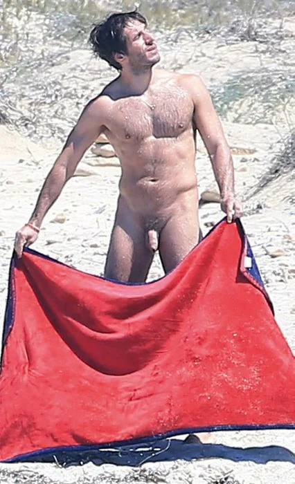 CelebHunks's tweet photo. Quim Gutiérrez Uncensored Nude on a Beach😍🍆 https://t.co/ItY4cDDWm6