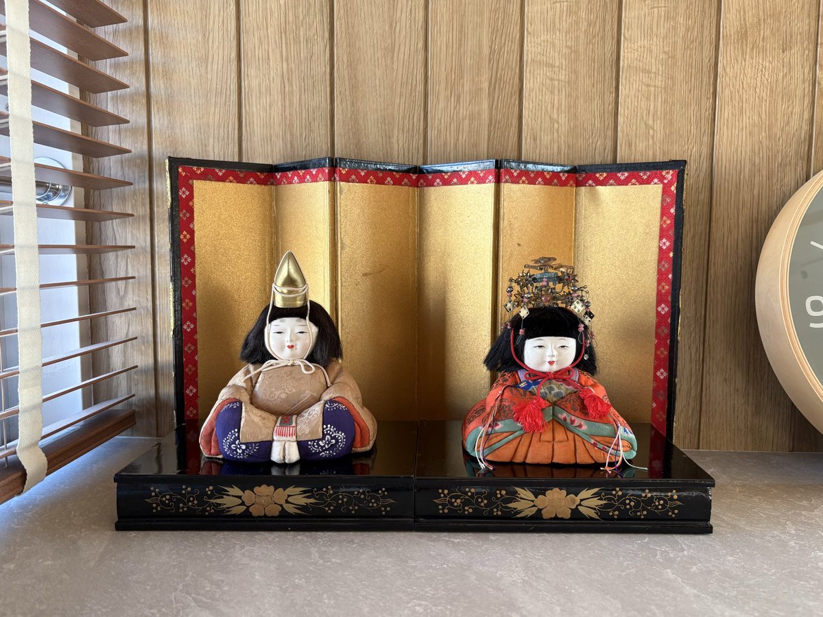 うちのお雛さまは水澄先生から譲っていただいたこの子たち。「年中飾ってあげるといいわよ」との先生のお言葉通り、ずっと出窓に鎮座されてます。先生の推しポイントは着物の模様が胡粉で描かれてるところだそうで、よく見ると、男雛の袴や女雛のふき、扇の柄行が手書きで描かれてました。なるほど〜