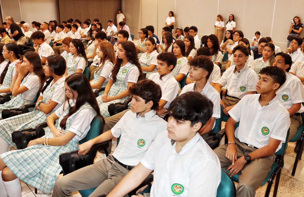 ¡Celebramos 60 años de historia y excelencia del colegio Liceo de Cervantes! 👏

Esta institución ha sido cuna de generaciones que hoy aportan al desarrollo del Atlántico.

Mi reconocimiento a directivos, docentes, estudiantes y egresados que han hecho grande este plantel