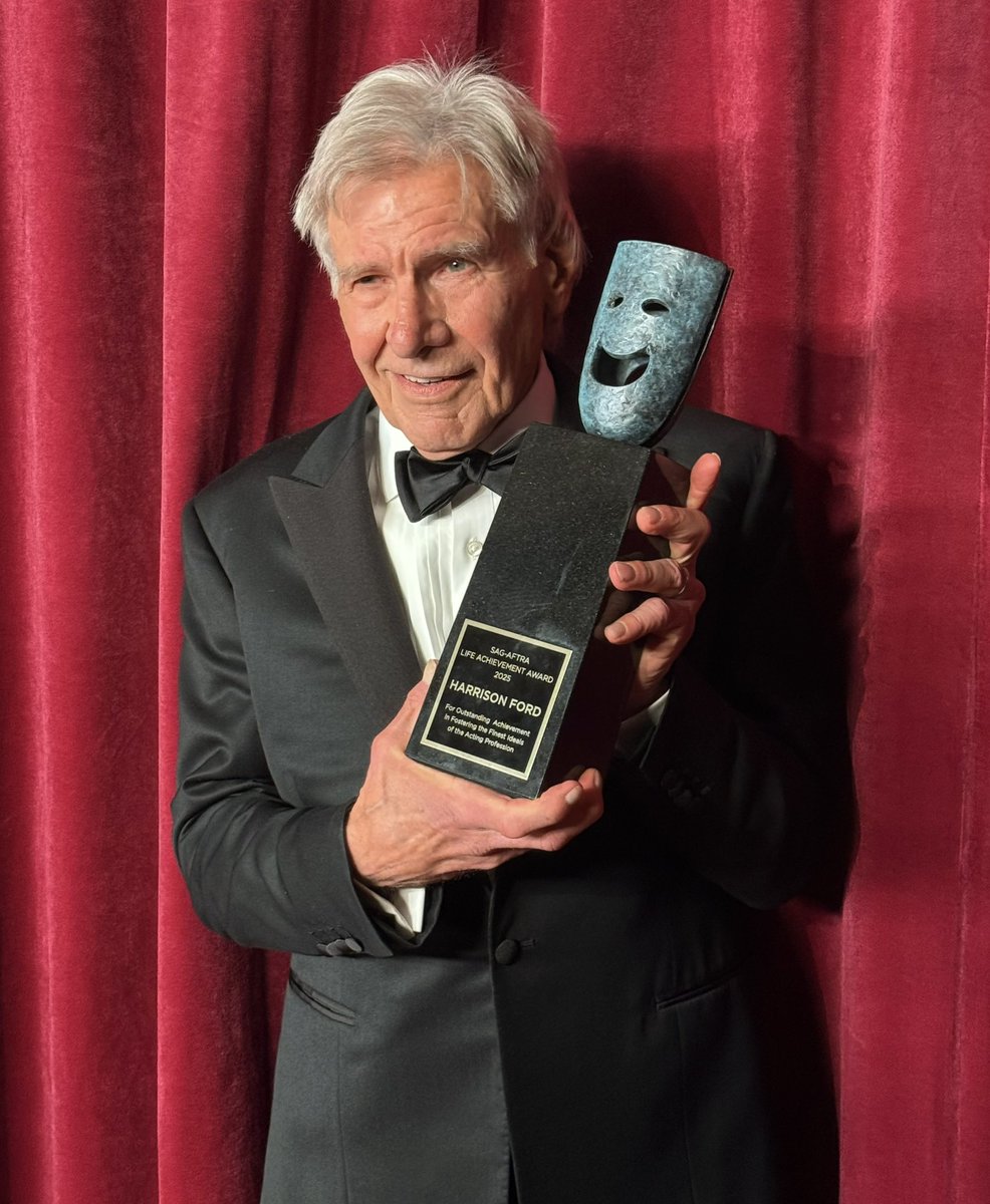 Barnett_College's tweet image. #HarrisonFord #Harrison_Ford 
I think these are the photos of the day! I love the meaning behind the event and who Harrison chose to accompany him. There's not much more to say.
Once again, I tip my hat to you, sir.